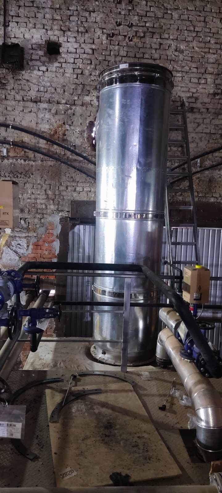 Реконструкція котельні в Кожанці: новий димохід 26 м із нержавійки AISI 316.